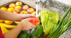 Pessoas lavando frutas e verduras