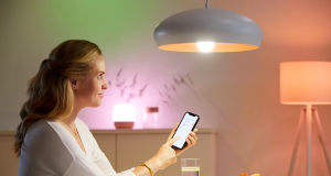 Mulher sentada com celular na mão