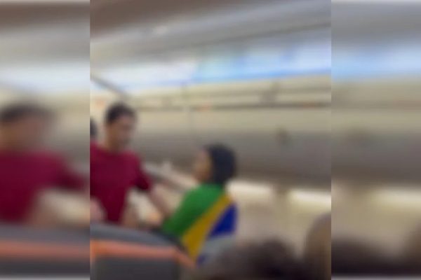 VÍDEO: Bolsonarista é expulsa de voo após dizer que petistas são "abusadores" e "estupradores"