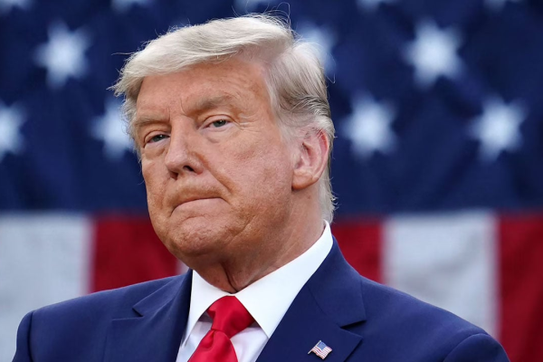 Trump anuncia tarifa de 100% em produtos da China: "Retaliação séria"