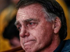 Ex-presidente Jair Bolsonaro com cara de choro, de perfil, em close