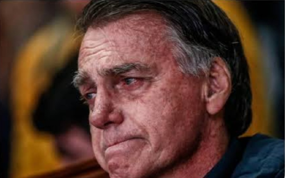 Ex-presidente Jair Bolsonaro com cara de choro, de perfil, em close