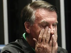 ex-presidente Jair Bolsonaro com cara de triste e mãos no rosto, de olhos fechados