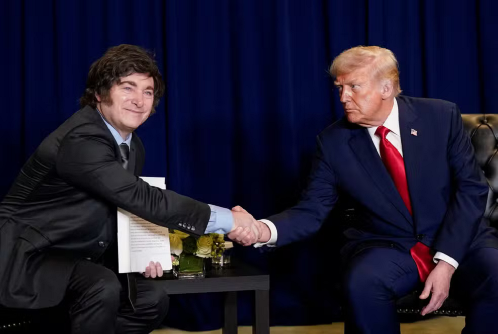 Javier Milei e Donald Trump em aperto de mãos