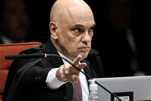 Moraes suspende taxa do agro em Goiás e revolta Caiado