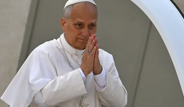 Leão XIV reafirma opção pelos pobres e critica “pastoral das elites” em sua primeira exortação apostólica