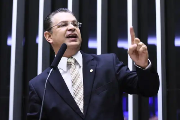 VÍDEO – Líder do PL desmente Tarcísio e confirma articulação para livrar bilionários de novos impostos