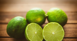 Limões inteiros e cortados