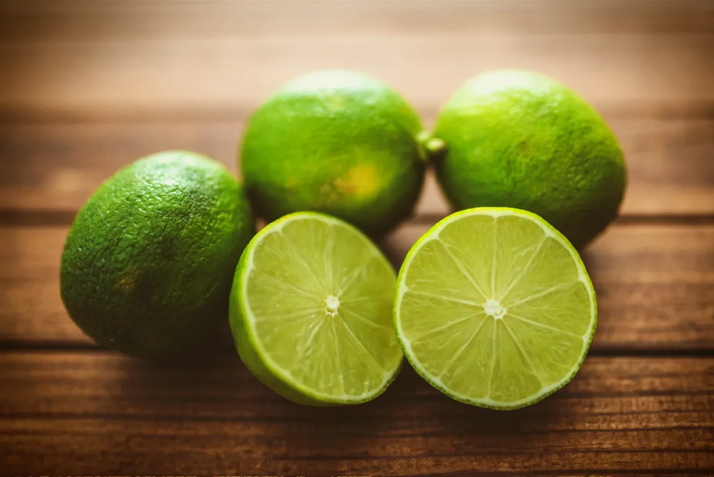 Limões inteiros e cortados