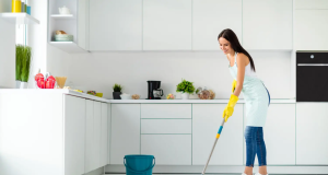 Mulher limpando casa