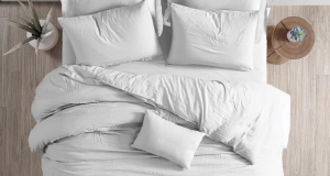 Cama com lençóis brancos vista de cima