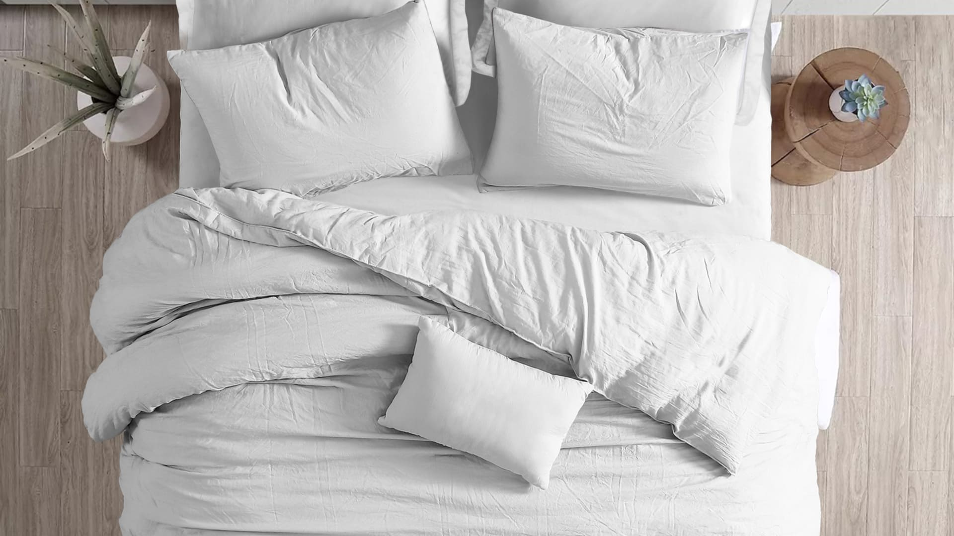 Cama com lençóis brancos vista de cima