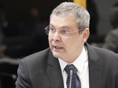 O deputado federal Lindbergh Farias (PT/RJ) olhando para o lado e falando, sério