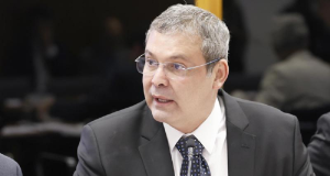 O deputado federal Lindbergh Farias (PT/RJ) olhando para o lado e falando, sério