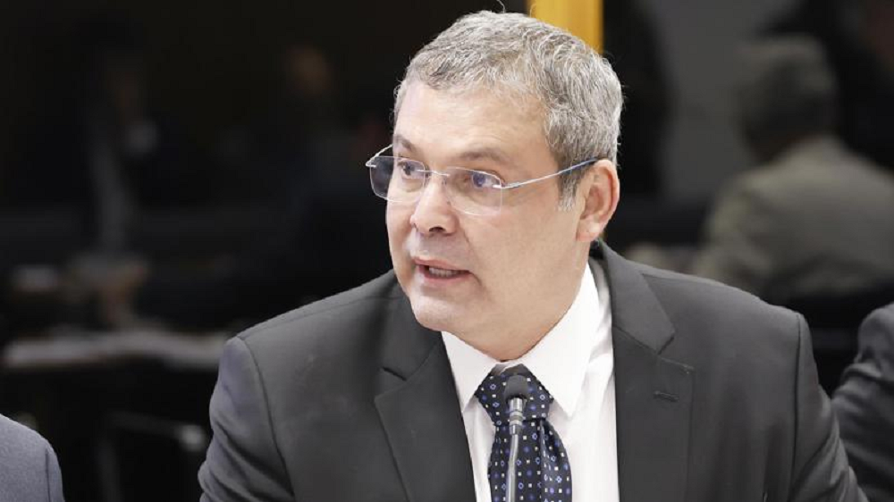 O deputado federal Lindbergh Farias (PT/RJ) olhando para o lado e falando, sério