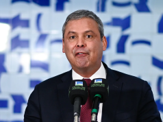 deputado federal Lindbergh Farias (PT-RJ) falando, sério, sem olhar para a câmera