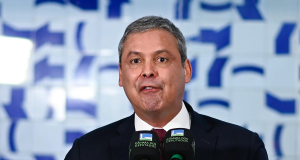 deputado federal Lindbergh Farias (PT-RJ) falando, sério, sem olhar para a câmera