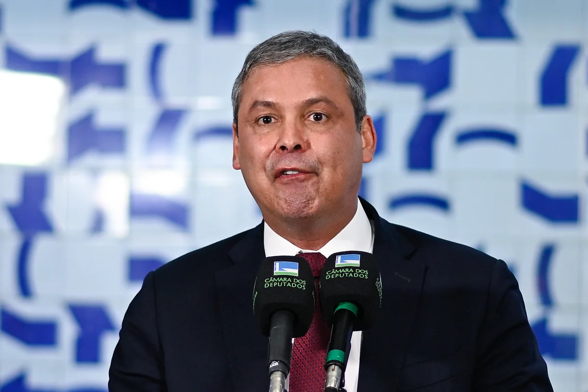 deputado federal Lindbergh Farias (PT-RJ) falando, sério, sem olhar para a câmera