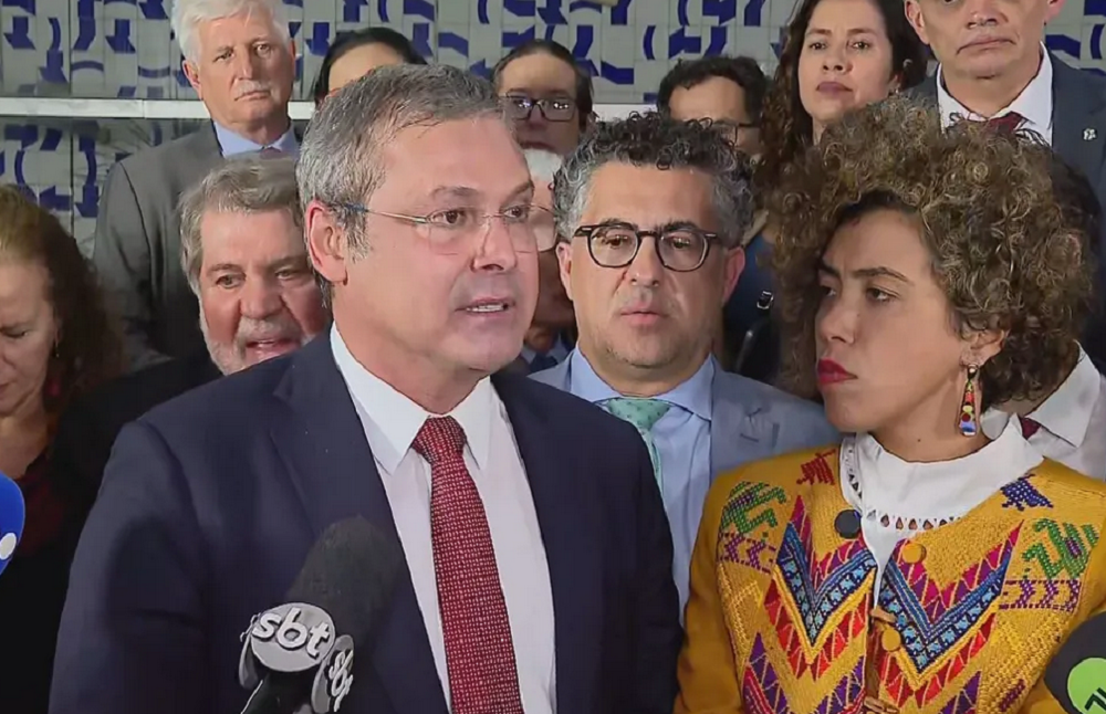 Os deputados Lindbergh Farias (PT-RJ) e Talíria Petrone (PSol-RJ) cercados por outros parlamentares