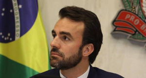 deputado estadual Lucas Bove (PL) sério, olhando para o lado