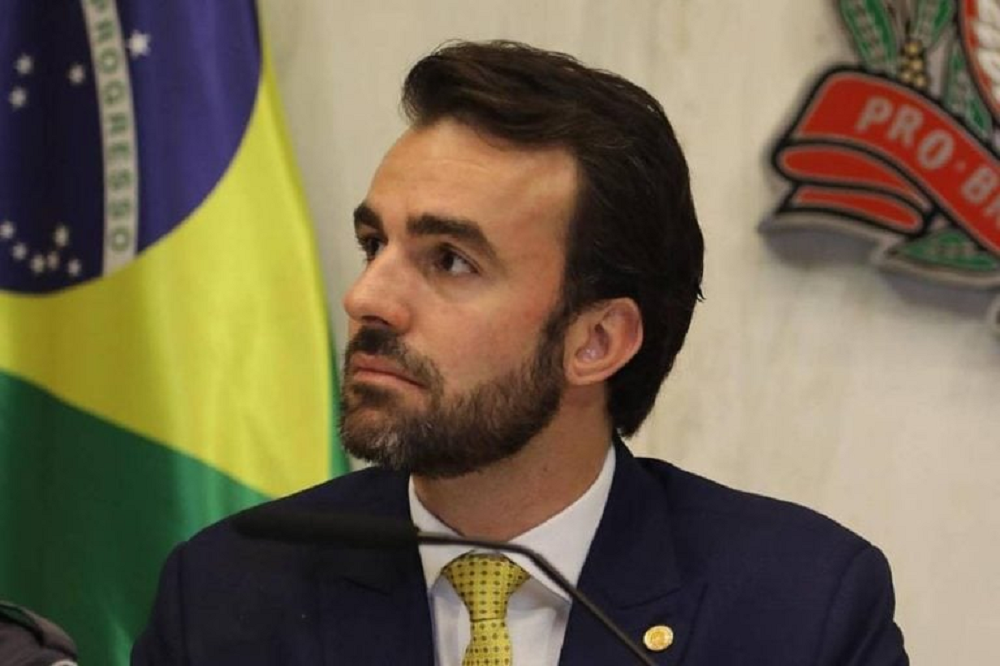 deputado estadual Lucas Bove (PL) sério, olhando para o lado