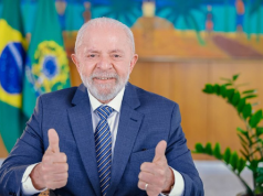 presidente Luiz Inácio Lula da Silva (PT) fazendo sinal de joia e sorrindo para a câmera