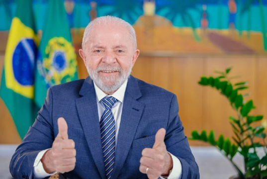 presidente Luiz Inácio Lula da Silva (PT) fazendo sinal de joia e sorrindo para a câmera