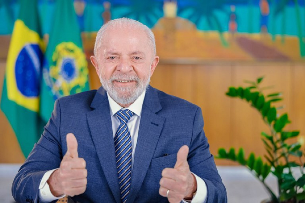presidente Luiz Inácio Lula da Silva (PT) fazendo sinal de joia e sorrindo para a câmera