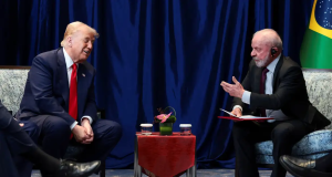 Donald Trump e Lula sentados frente à frente, falando