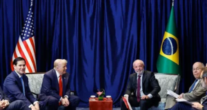 presidente Luiz Inácio Lula da Silva (PT) e o presidente dos Estados Unidos (EUA), Donald Trump, acompanhados em reunião na Malásia