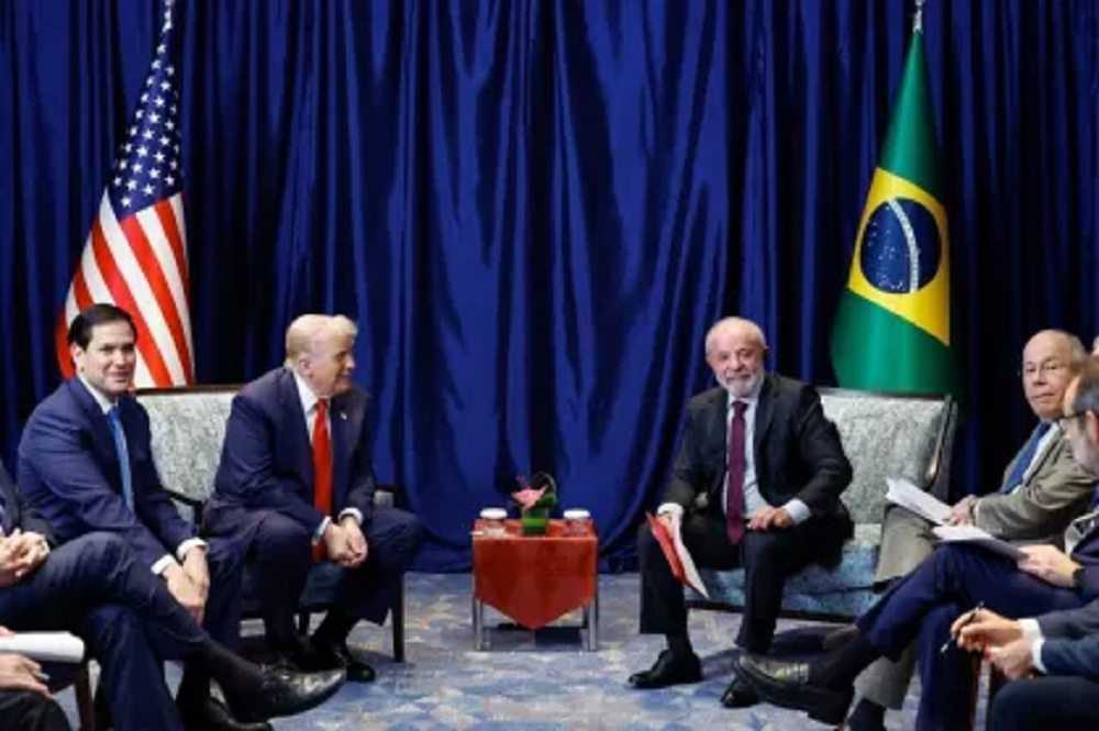 presidente Luiz Inácio Lula da Silva (PT) e o presidente dos Estados Unidos (EUA), Donald Trump, acompanhados em reunião na Malásia