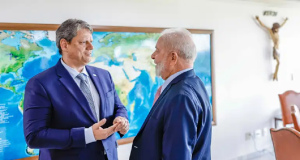 governador Tarcísio de Freitas conversando com Lula e sorrindo