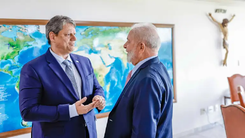 governador Tarcísio de Freitas conversando com Lula e sorrindo