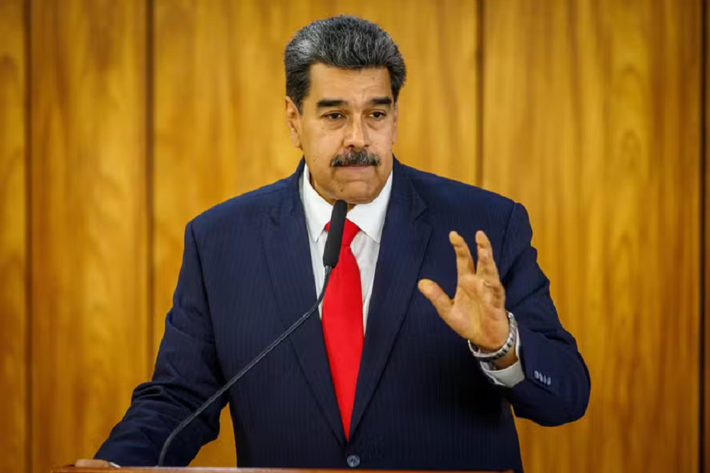 Nicolás Maduro, chefe do governo venezuelano, com expressão triste, acenando