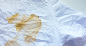 Mancha de gordura em camiseta branca