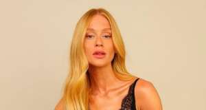 Marina Ruy Barbosa de cabelo loiro e solto, de roupa de alcinha preta, fazendo carão para a câmera