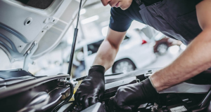 Mecânico mexendo em carro