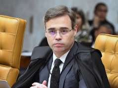 O ministro do Supremo Tribunal Federal (STF) André Mendonça sério, de óculos de grau