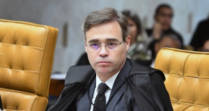 O ministro do Supremo Tribunal Federal (STF) André Mendonça sério, de óculos de grau