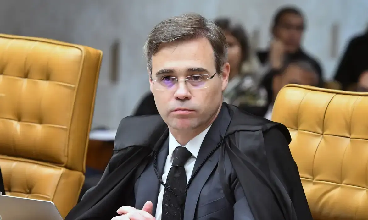 O ministro do Supremo Tribunal Federal (STF) André Mendonça sério, de óculos de grau