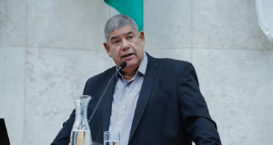 Milton Leite (União Brasil) na tribuna da Câmara em pé, falando em microfone