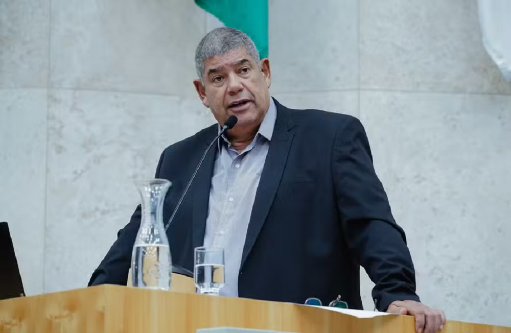 Milton Leite (União Brasil) na tribuna da Câmara em pé, falando em microfone