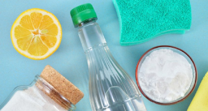 mistura de limão bicarbonato de sódio e vinagre branco com pano de limpeza