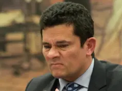 O senador Sergio Moro (União Brasil-PR) fazendo careta sem olhar para a câmera