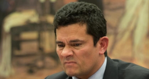 O senador Sergio Moro (União Brasil-PR) fazendo careta sem olhar para a câmera