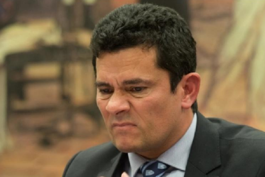 O senador Sergio Moro (União Brasil-PR) fazendo careta sem olhar para a câmera