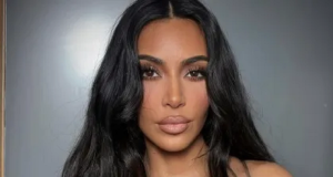 Kim Kardashian olhando para a câmera, séria, de cabelo solto
