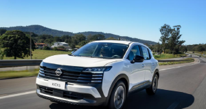 Nissan Kicks branco na estrada