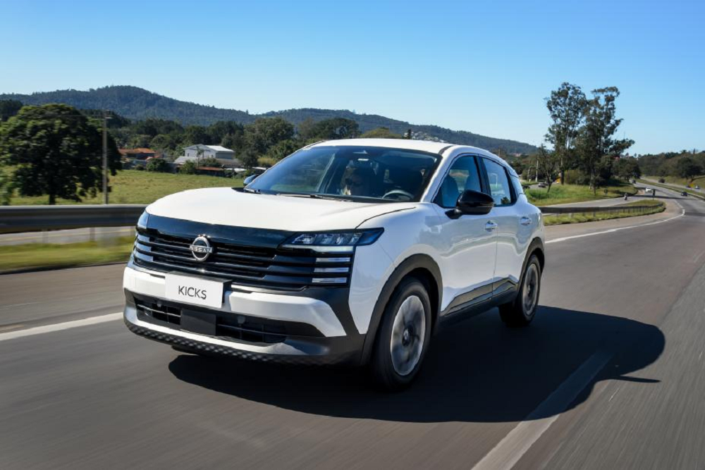 Nissan Kicks branco na estrada