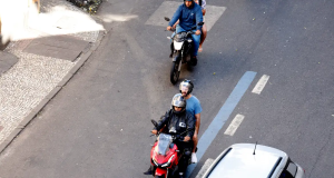 Motociclistas com pessoas nas garupas